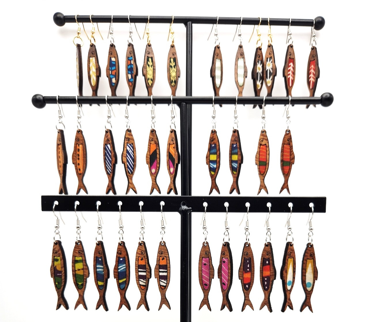 boucles oreilles sardines marqueterie bois et tissus